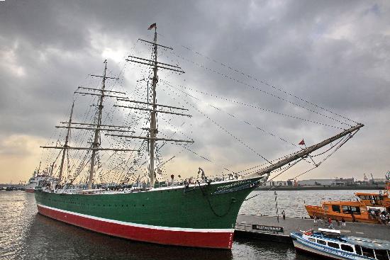 Dunkle Wolken über "Rickmer Rickmers" von Bodo Marks