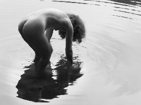 Weiblicher Rücken-Akt mit Wasser-Spiegelung