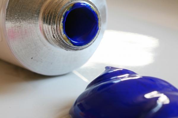 Farbtube blau von Brita Stein