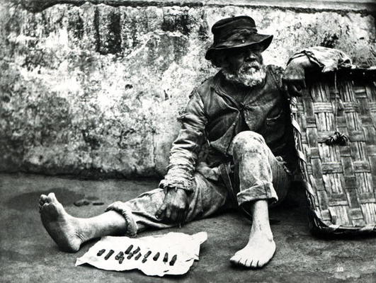 Cigar-end Seller, c,1865 (b/w photo) von Carlo Naya