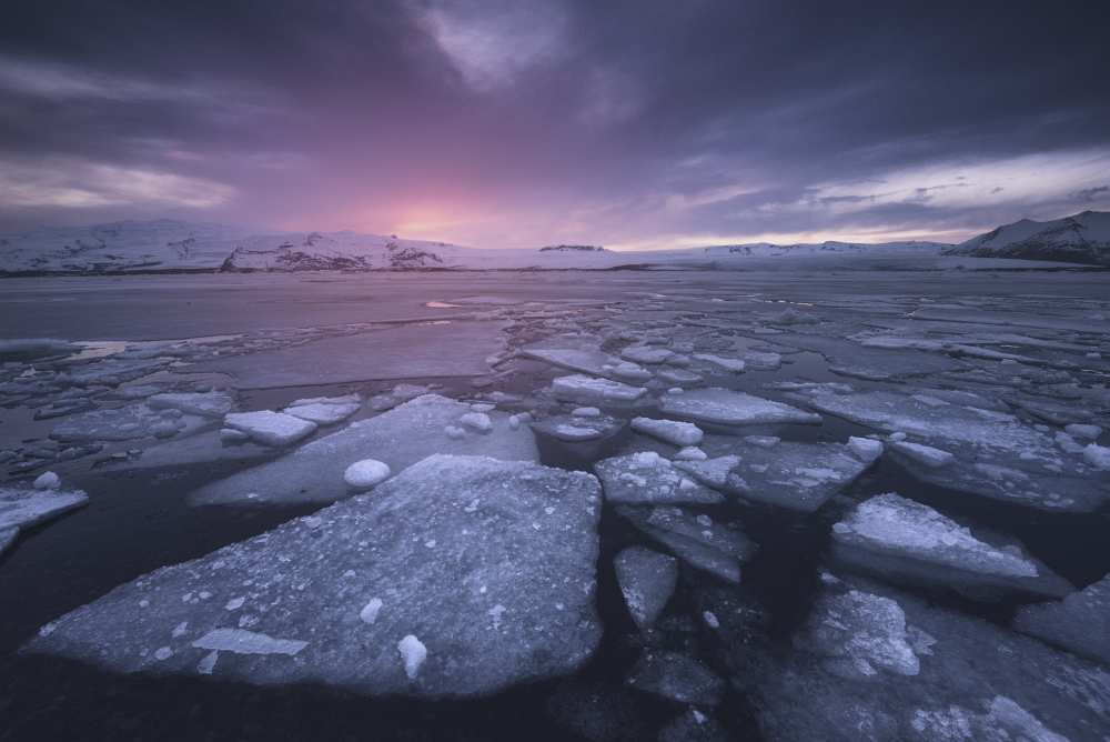 Cold World von Carlos F. Turienzo