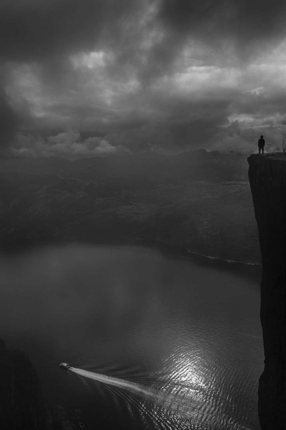 On the edge von Carlos Grury Santos