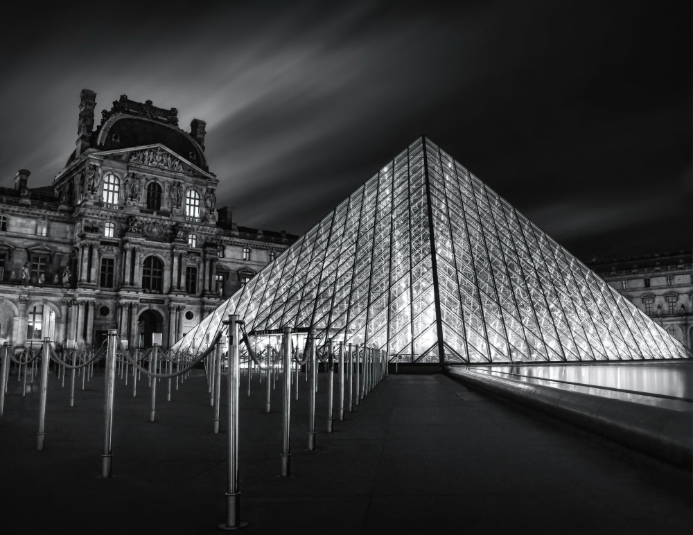 Louvre at Night von Catherine W.