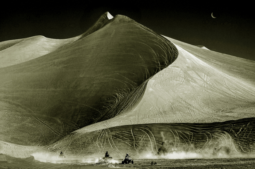Racing at Big Dunes von Charles Lai