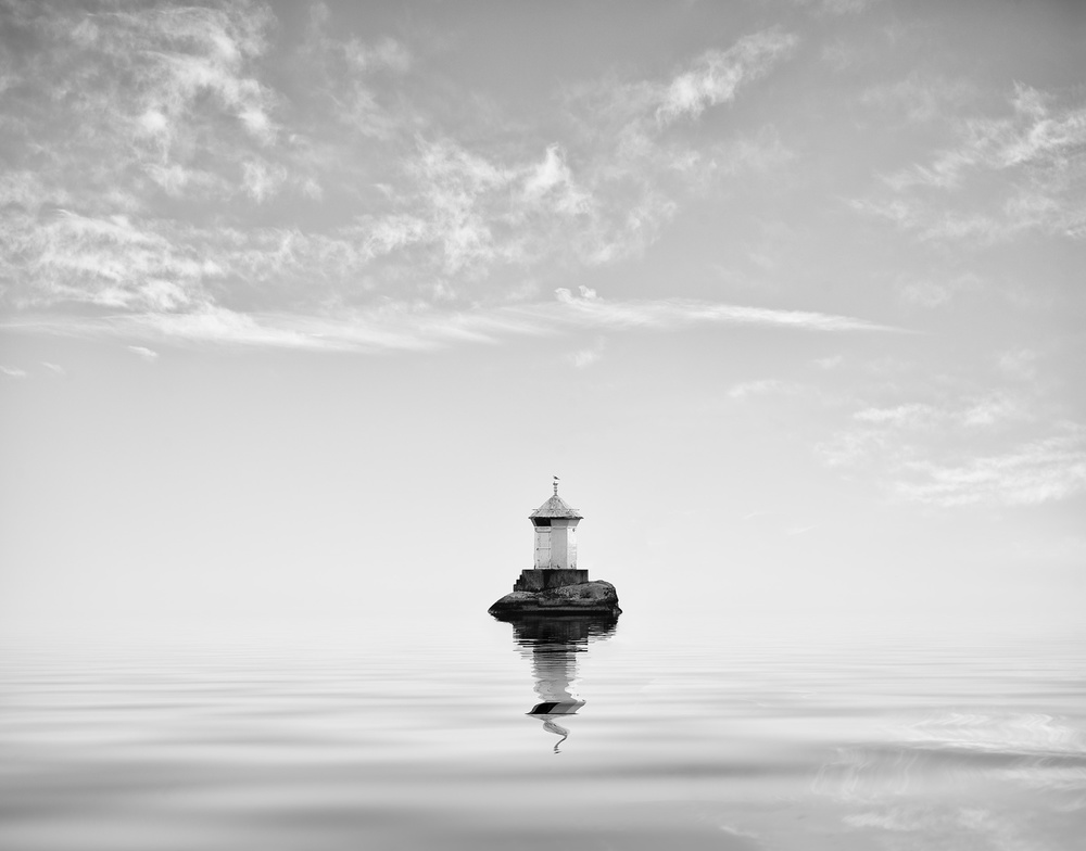 Lighthouse in mist von Christian Lindsten