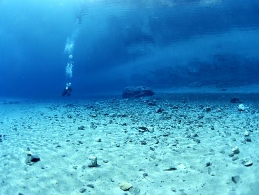 Taucher im Gebirgssee von Christopher Timmermann