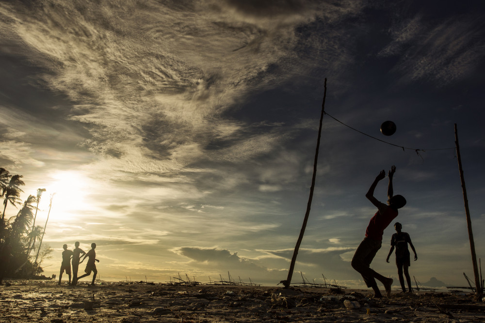Children playing football in Zanzibar. von Dan Mirica