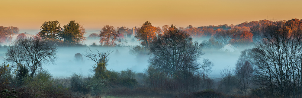 The Foggy Farm in Golden Light von David Hua
