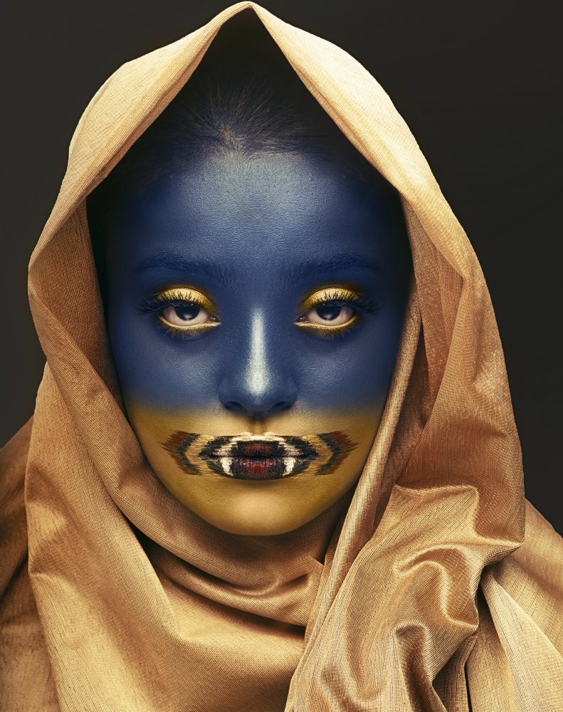 Golden Blue girl von Debarghya Mukherjee