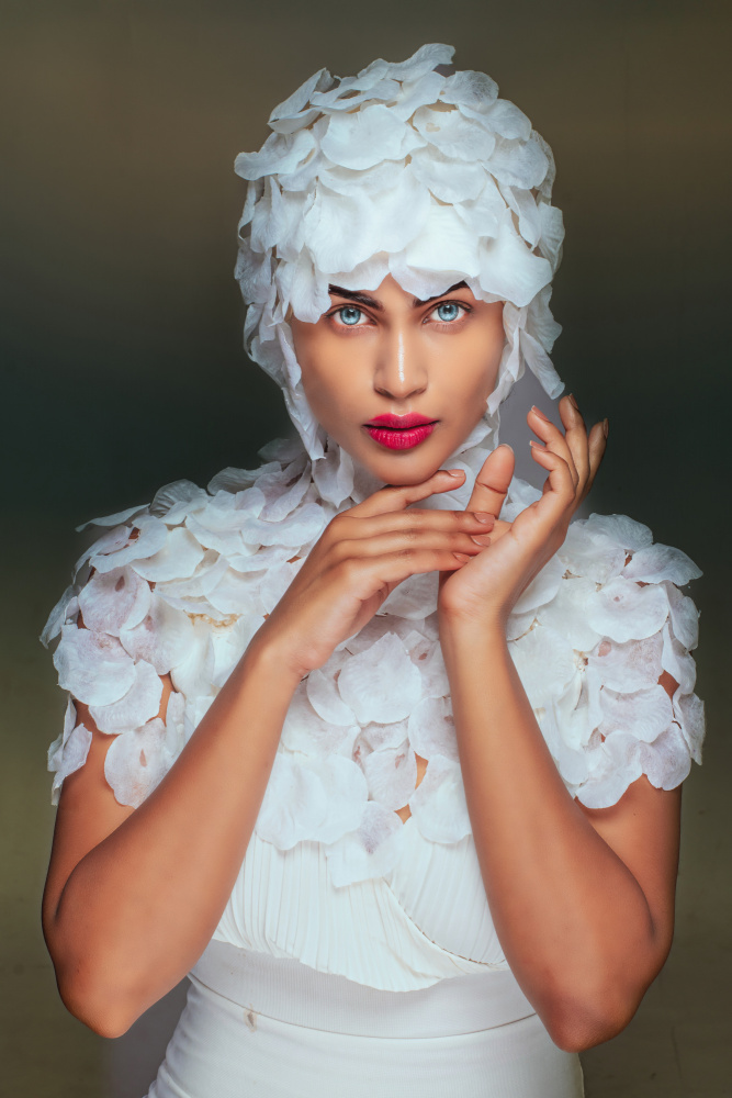 LADY WITH BLUE EYES von DEBASISH CHATTOPADHYAY