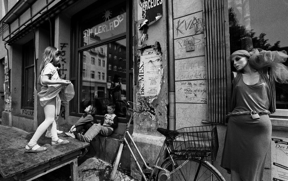 Table dance (from the series "Boy meets girl") von Dieter Matthes