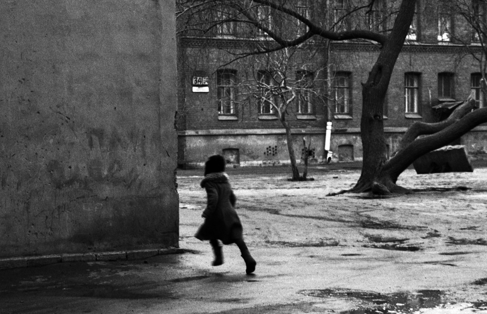 Hiding (from the series "Childhoods" and ""St. Petersburg") von Dieter Matthes