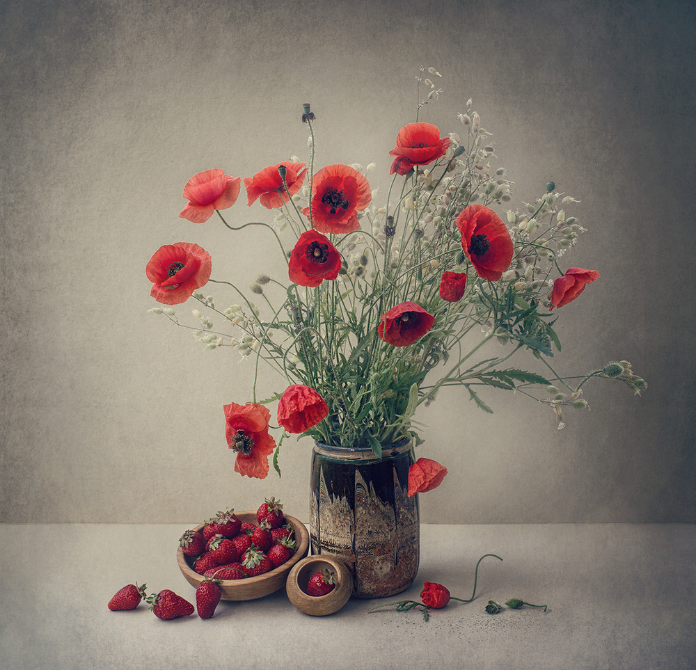 Still life with a strawberry and poppies von Dimitar Lazarov - Dim