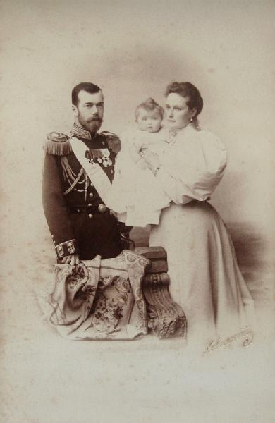 Porträt von Zar Nikolaus II. von Russland mit Alexandra Fjodorowna und Tochter Olga