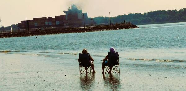 Blick auf das Containerschiff: Im Strandstuhl sitzend an der Elbe von Doris Beckmann