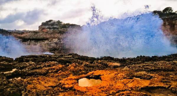 Die Kraft des Meeres - Wellenschlag gegen die Felsen 1 von Doris Beckmann
