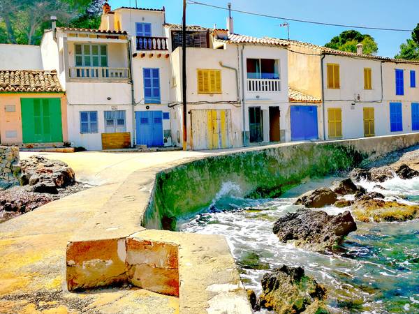 Fischerhäuser am Meer auf Mallorca von Doris Beckmann