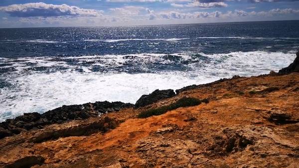 Meereswellen hinter roter Klippe von Doris Beckmann