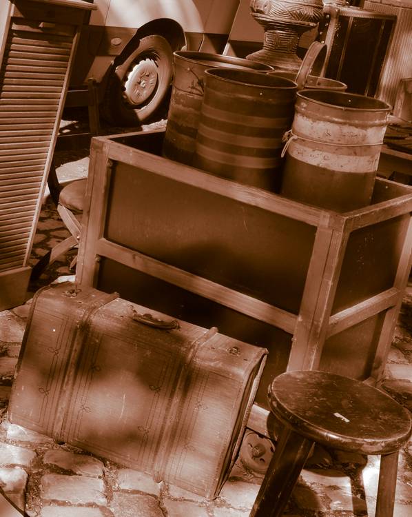 Möbel auf dem Flohmarkt 1 von Doris Beckmann