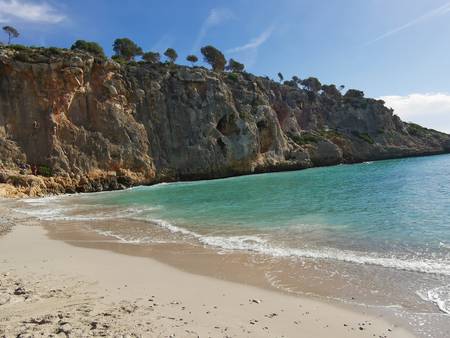 Bucht mit blau-grünem Meer auf Mallorca