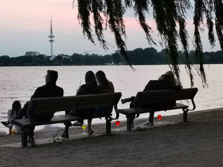 Sonnenuntergang : Mit einem Cocktail abends an der Alster