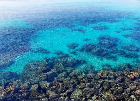 Steine und Felsen im Meeresblau