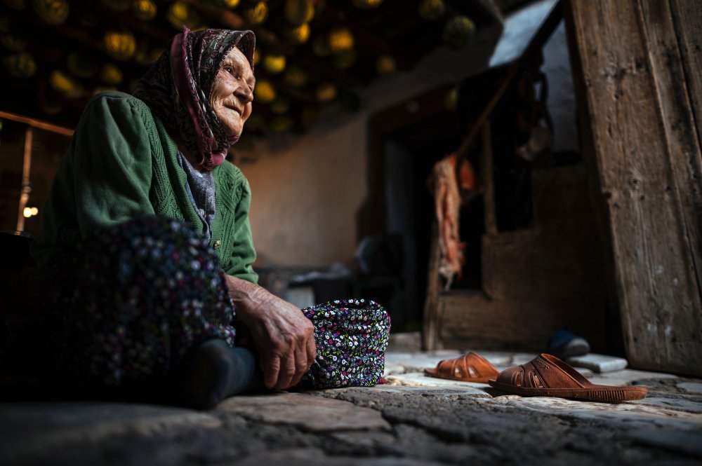 Old Woman von Dursun Aras