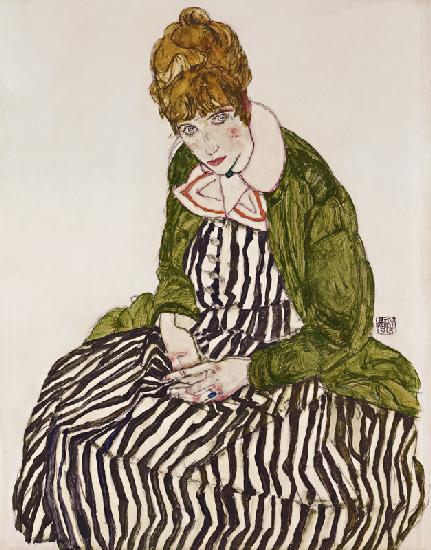 Edith Schiele in gestreiftem Kleid, sitzend