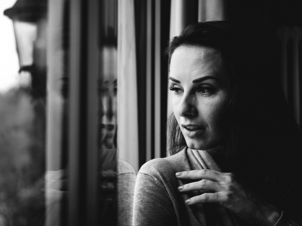 At the window von Eiji Yamamoto