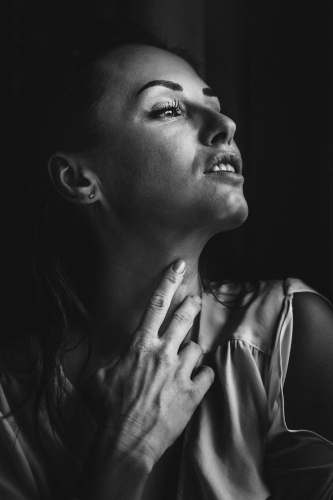 Touching neck von Eiji Yamamoto