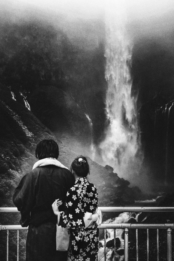 Couple and waterfall von Eiji Yamamoto