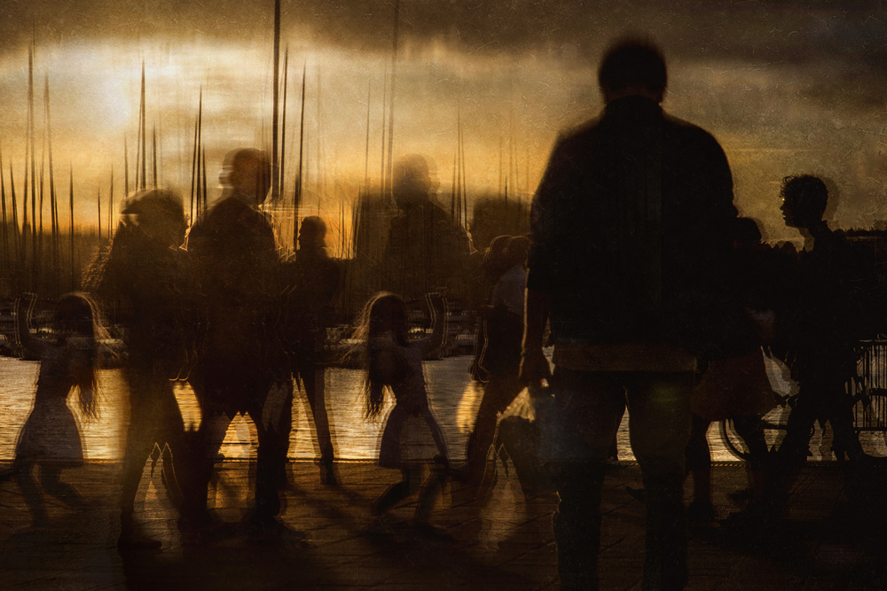 Golden moment in the city von Ekkachai Khemkum