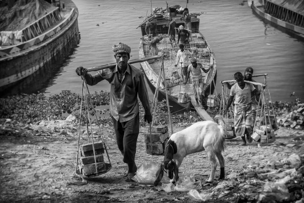 daliy life at Buriganga riverbank von Elena Molina