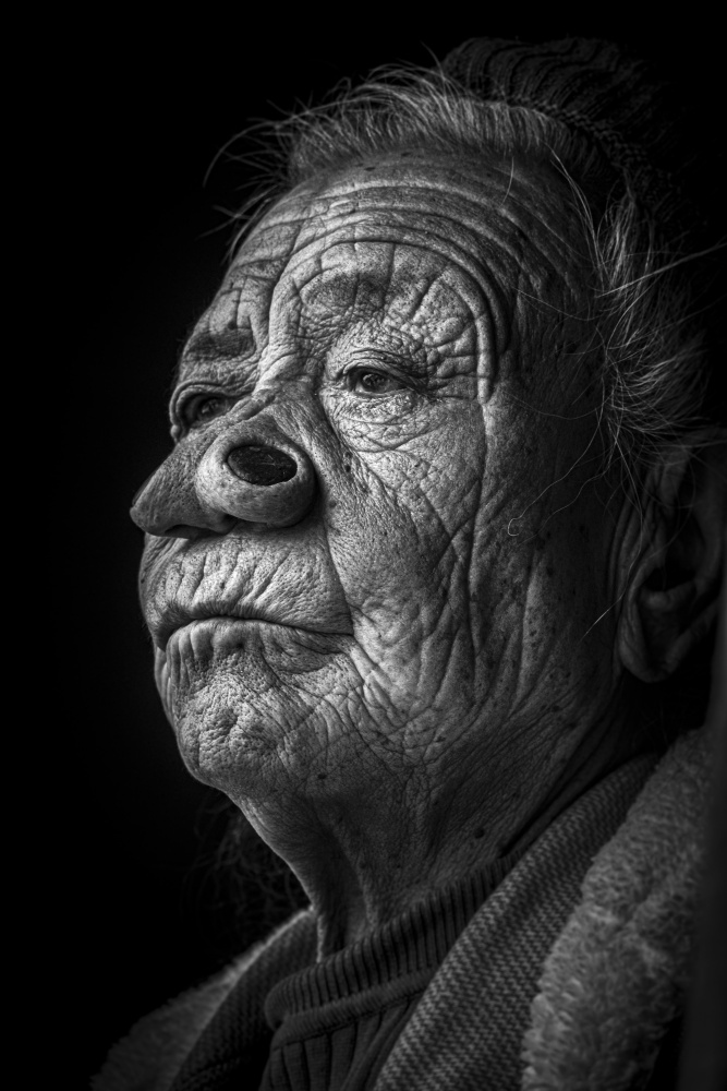Apatani elder at Ziro valley, Arunachal Pradesh von Elena Molina