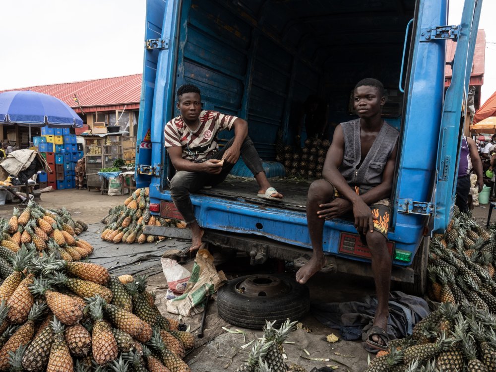 fruit and vegetables market at Ketou, Nigeria von Elena Molina