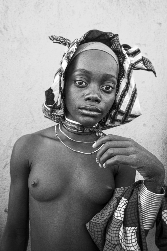 Mucubal teenager at Virei, southern Angola von Elena Molina
