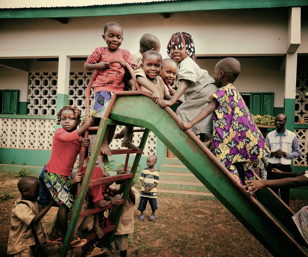 Playing at a beninese school von Elena Molina
