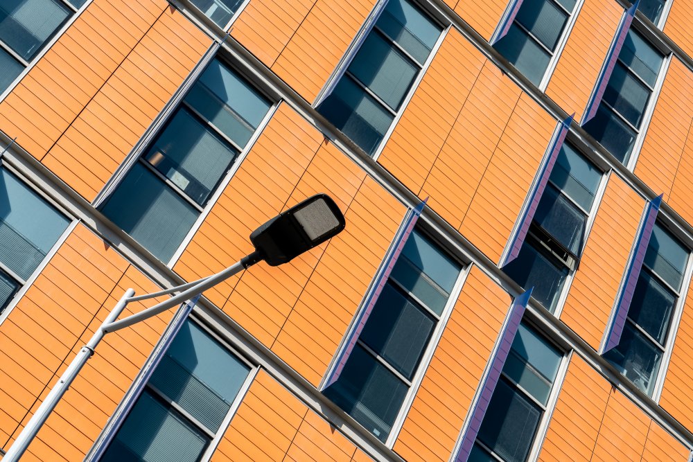 Orange facade von Eli Hason