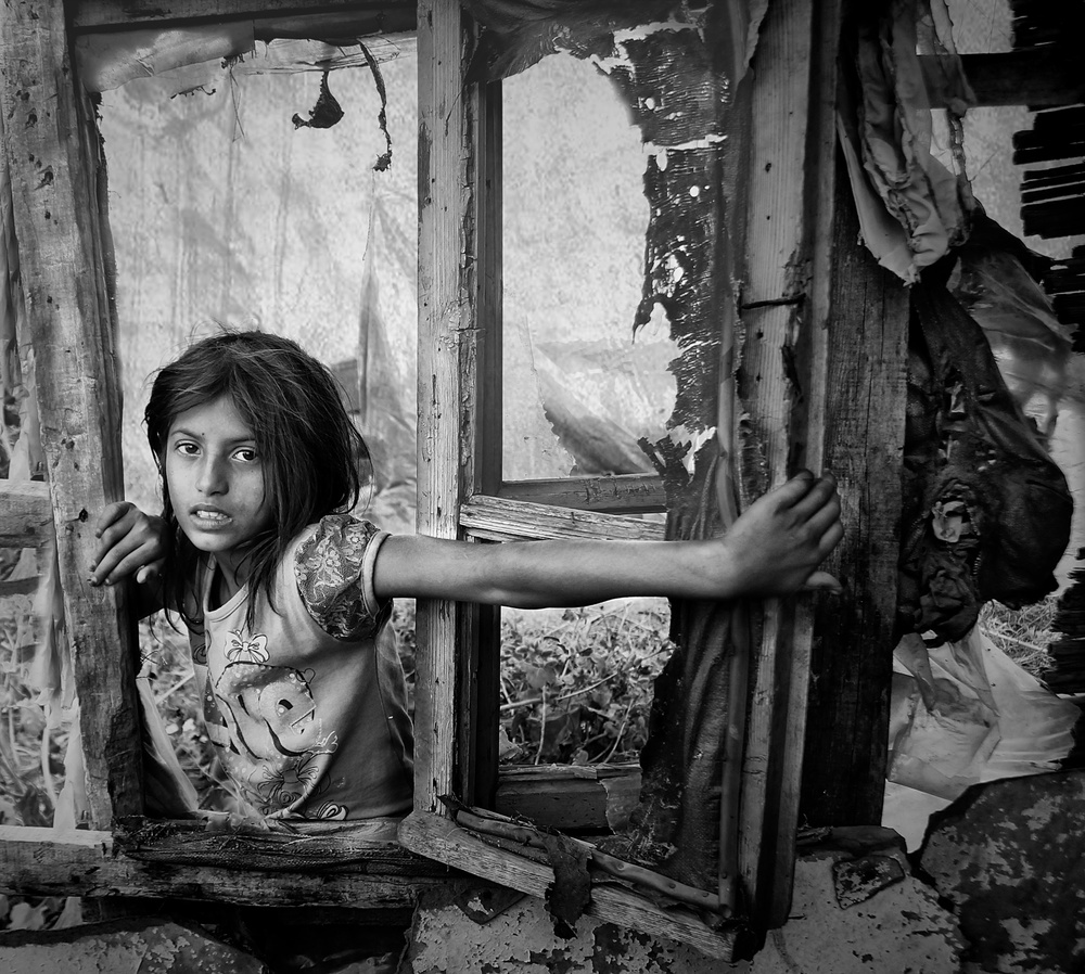 window von Emine Basa