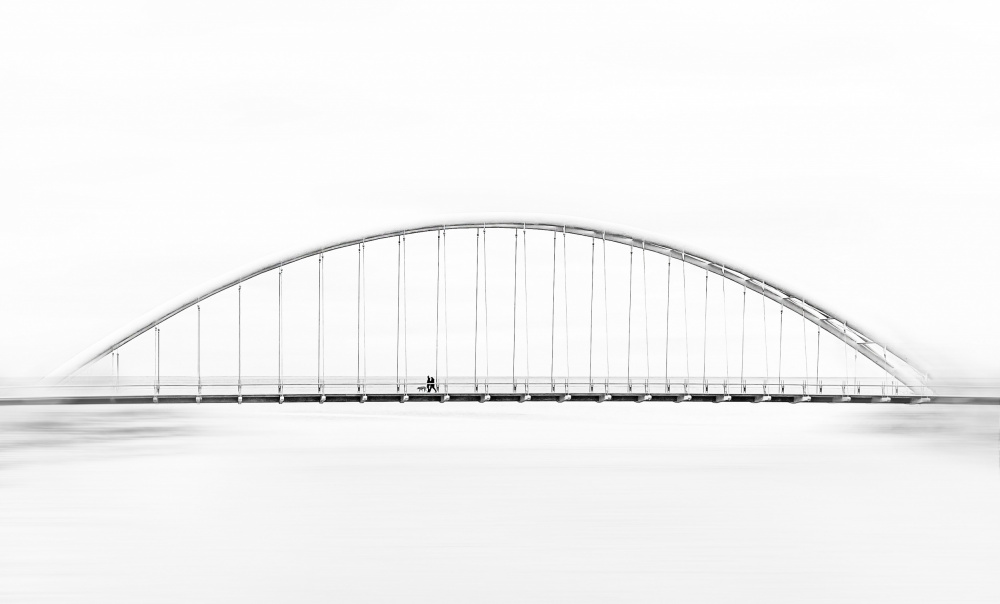 A Family Walking on Arch Bridge von Emma Zhao