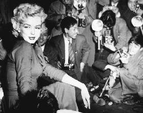 Marilyn Monroe surronded by photographers