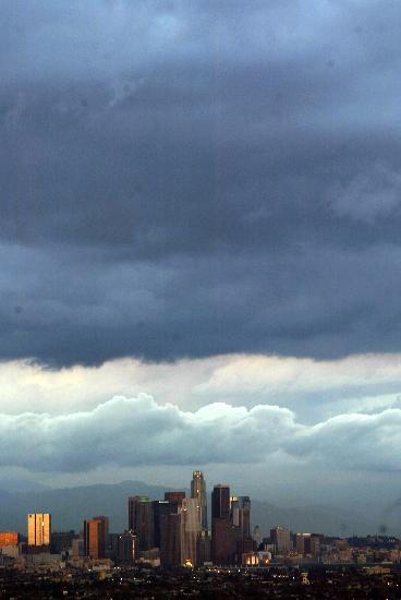 USA - Regenstimmung über Los Angeles von epa Armando Arorizo