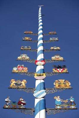 Maibaum in Bad Aibling von Erich Teister
