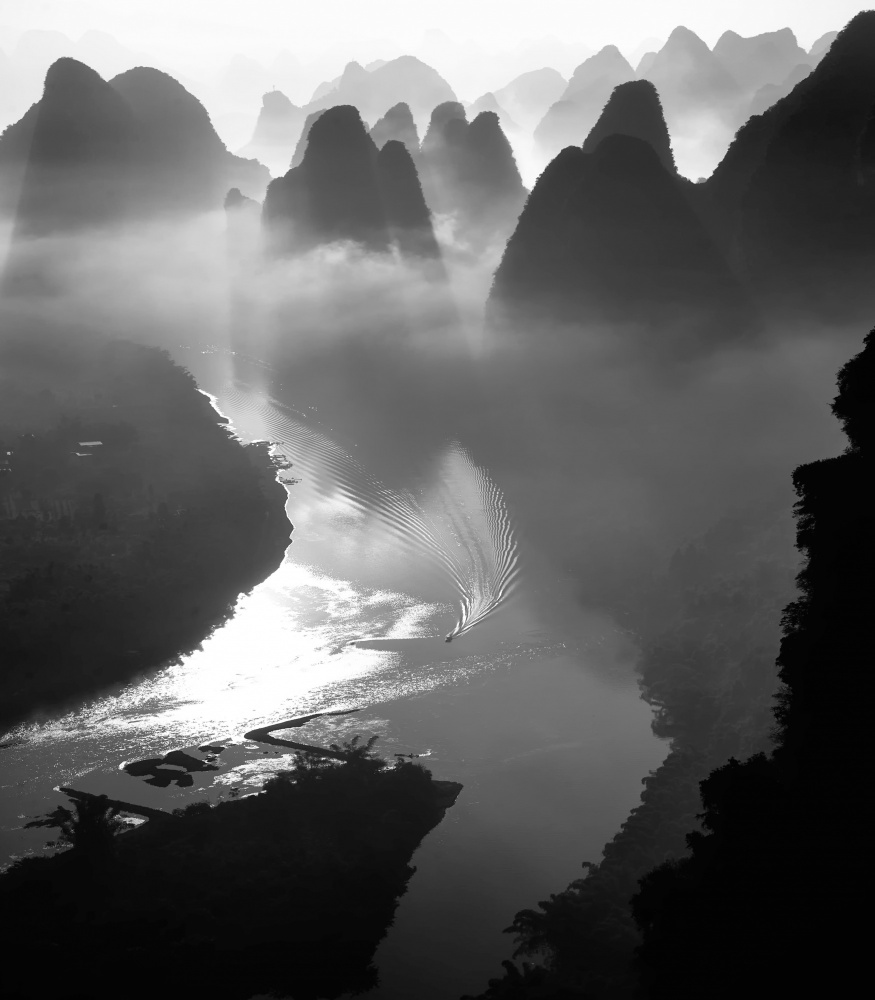 The boat in Li River von Fabrizio Massetti