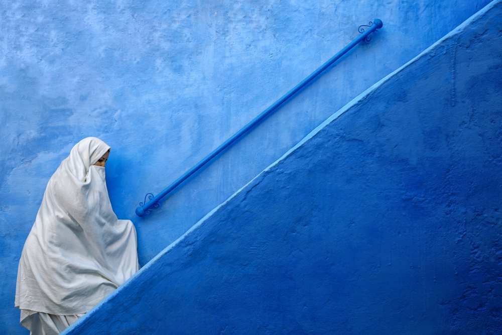 Few steps away von Fadhel Almutaghawi