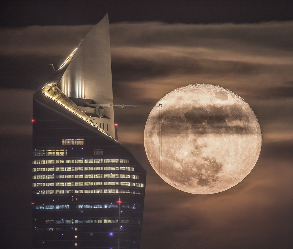 Handling The SuperMoon von Faisal ALnomas