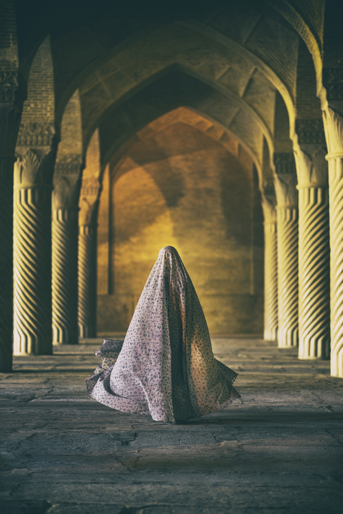 Run Girl to the depths von Farshid Ashkar