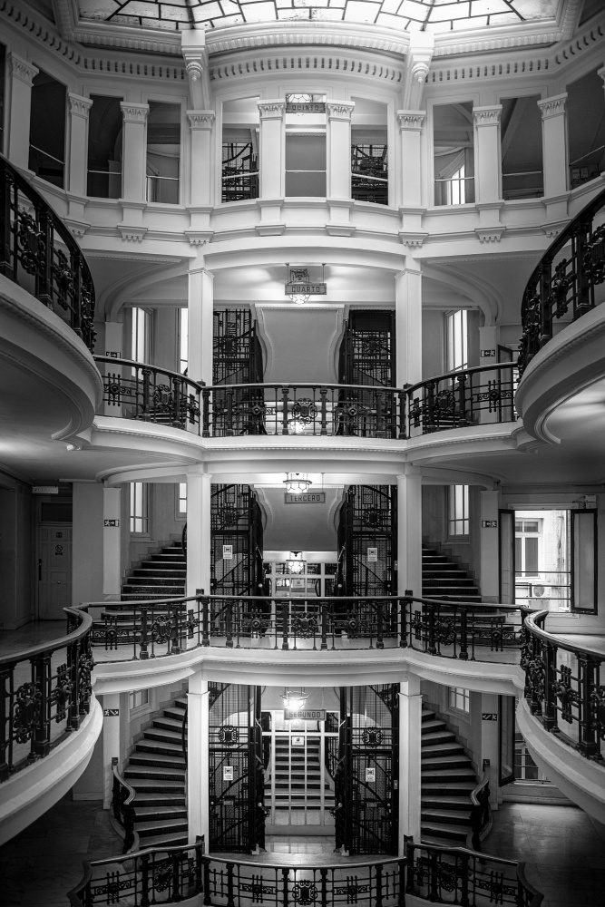 Inside the building von Fernando Molina