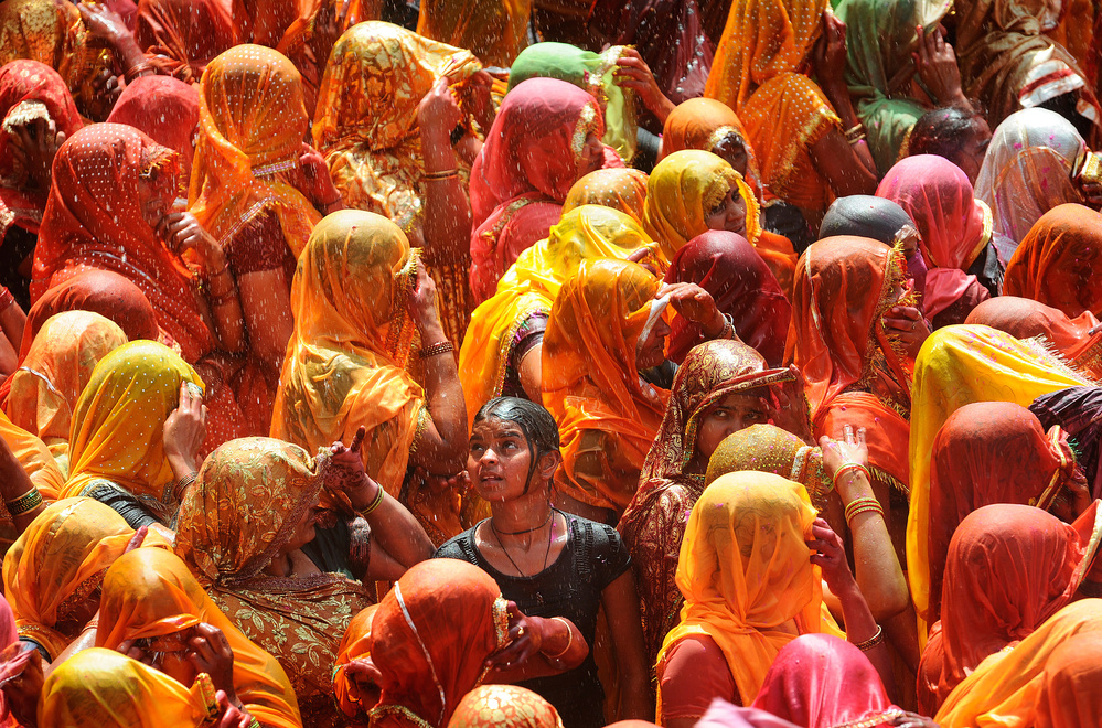 Women in Holi von Feyyaz Çetinel