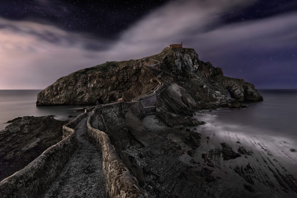 One Night in Gaztelugatxe von Fran Osuna